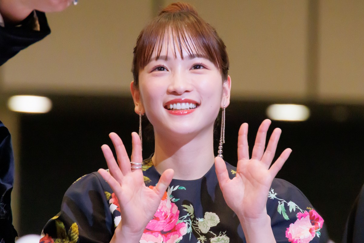 佐藤二朗、川栄李奈の豪快な笑いを再現「橋本環奈と川栄李奈は二大巨頭」