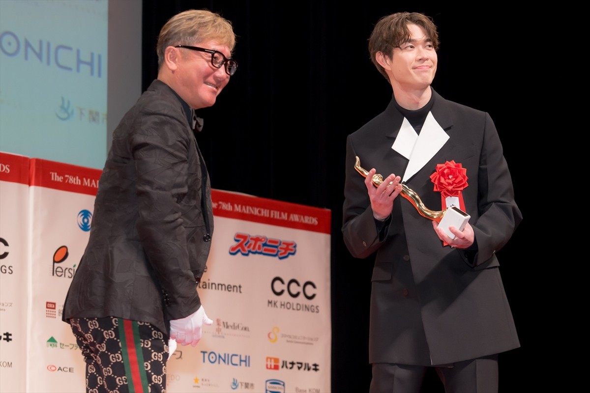 鈴木亮平＆宮沢氷魚、『エゴイスト』でそろって男優主演賞＆男優助演賞を受賞「最高です」＜毎日映画コンクール＞