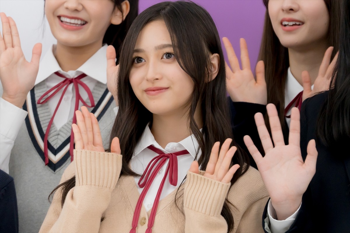 乃木坂46・5期生、齋藤飛鳥に写真集をお渡し「見てくれたらうれしいな」　それぞれのチャームポイントも告白