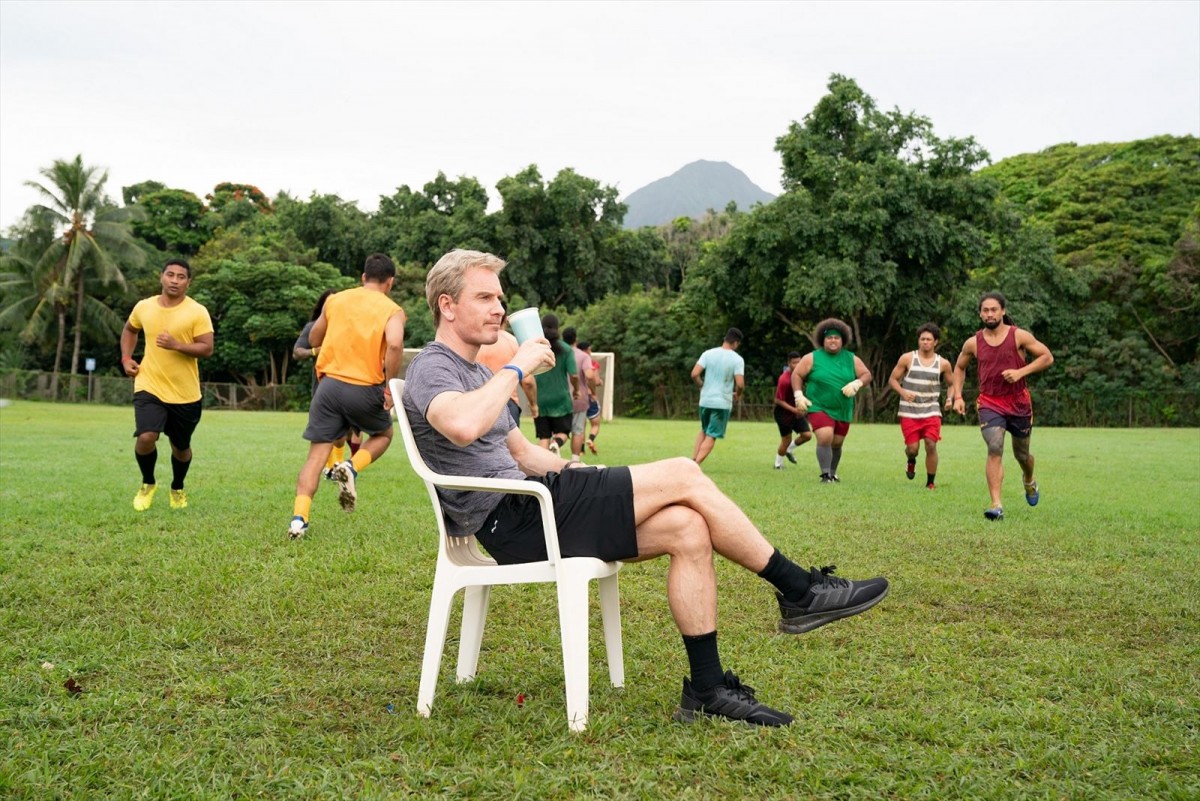 世界最弱サッカーチームの実話元にした『ネクスト・ゴール・ウィンズ』鬼監督に欠陥だらけの新居をご案内!?　本編映像解禁
