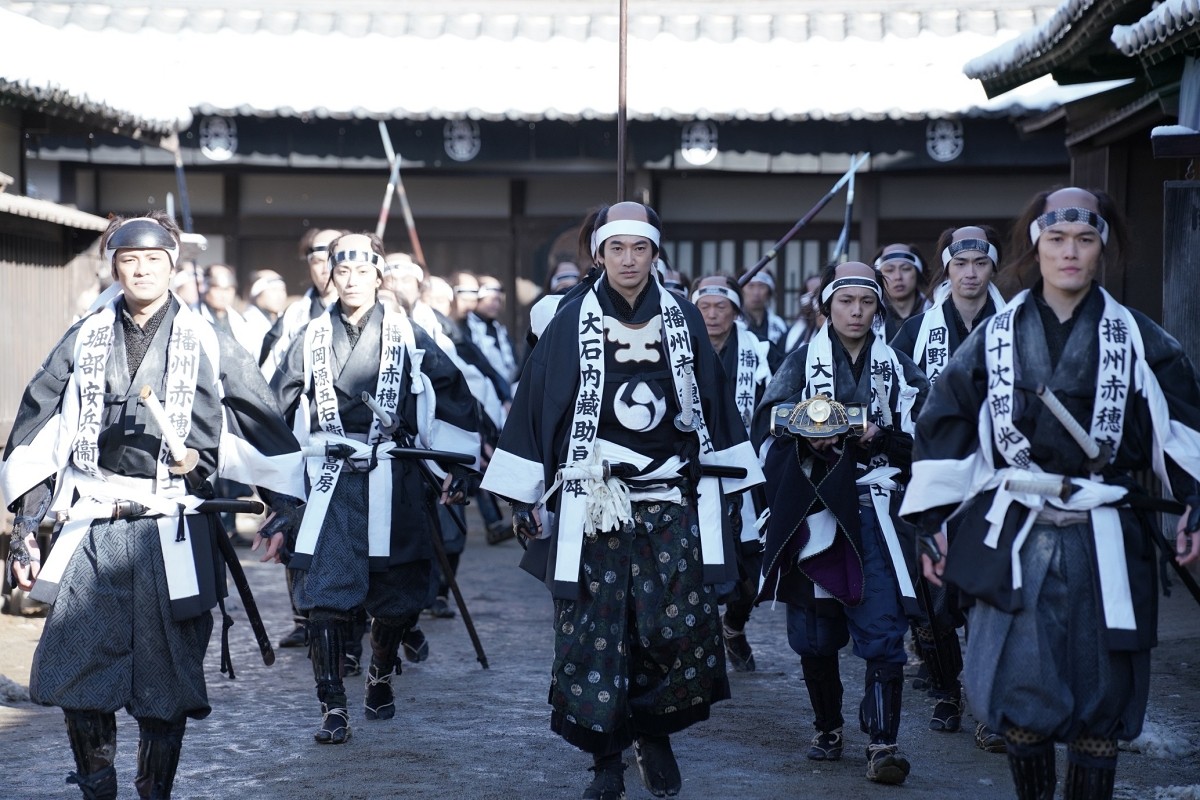 ムロツヨシ、川口春奈ら豪華キャストが『身代わり忠臣蔵』撮影の裏側を明かす！　インタビュー映像解禁