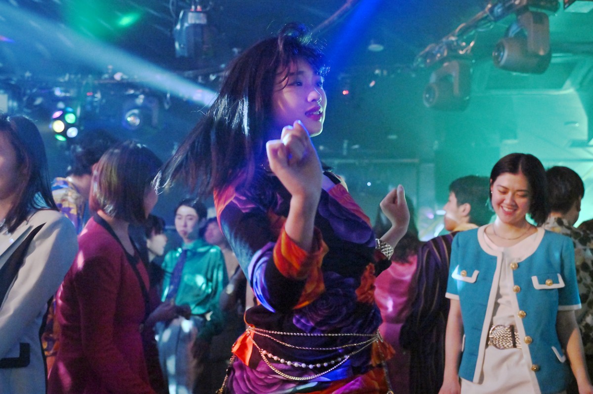 『不適切にもほどがある！』“純子”河合優実のワンレンボディコン姿に反響「マブい」「似合ってる」