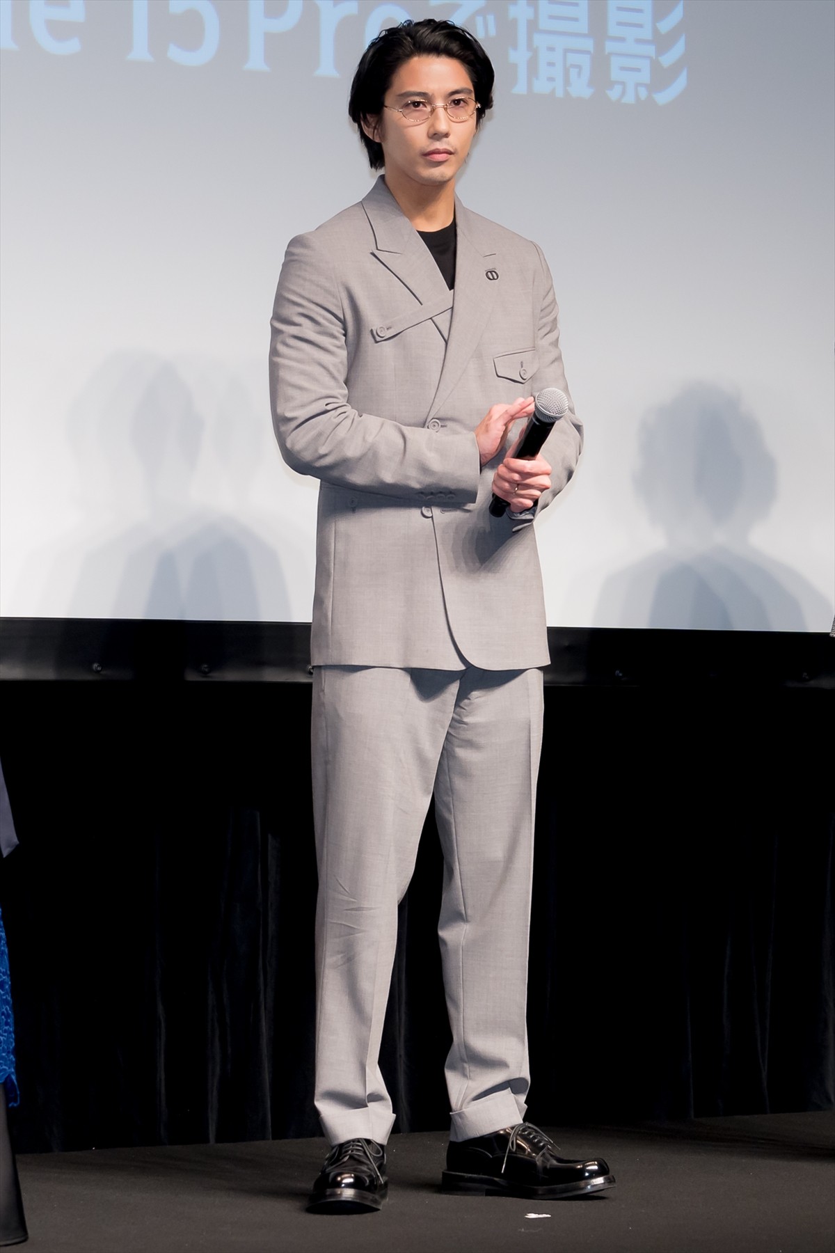 賀来賢人、最近ハマっていることはiPhoneシネマティックモードで「子どもの生態を撮る」