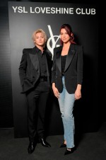 「YSL LOVESHINE CLUB」を訪れた（左から）平野紫耀＆デュア・リパ