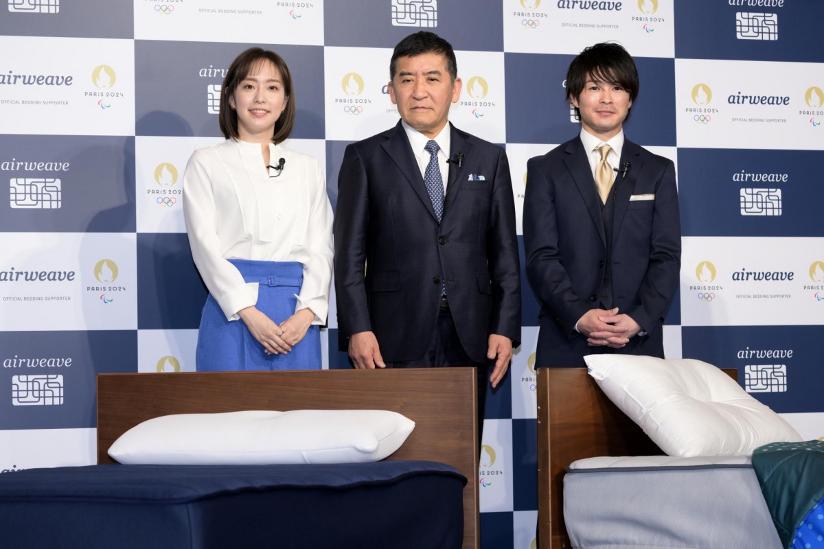 (左から)石川佳純、株式会社エアウィーヴ 代表取締役会長兼社長 高岡本州、内村航平