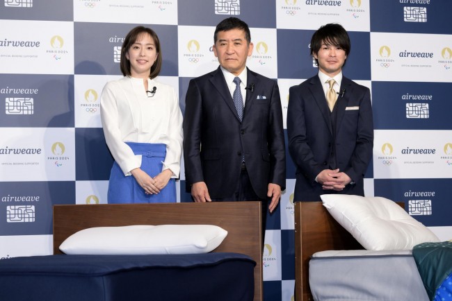 (左から)石川佳純、株式会社エアウィーヴ 代表取締役会長兼社長 高岡本州、内村航平