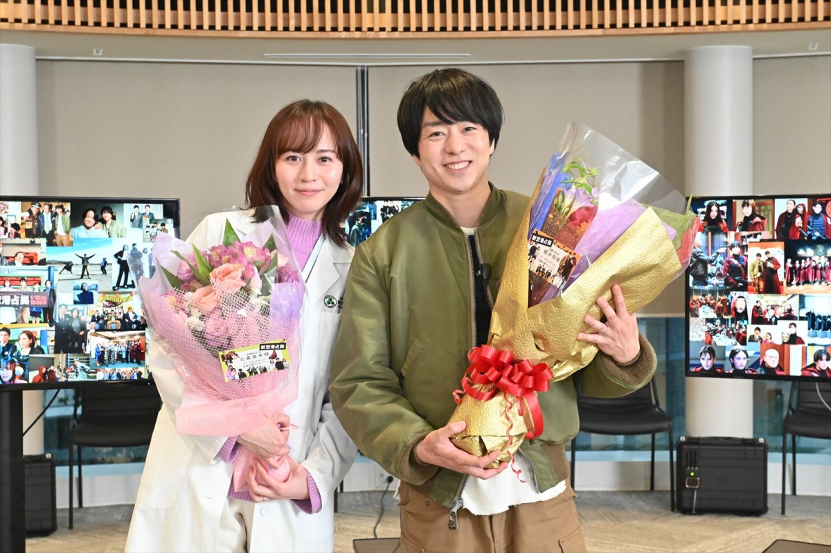 ドラマ『新空港占拠』クランクアップを迎えた(左から)比嘉愛未、櫻井翔