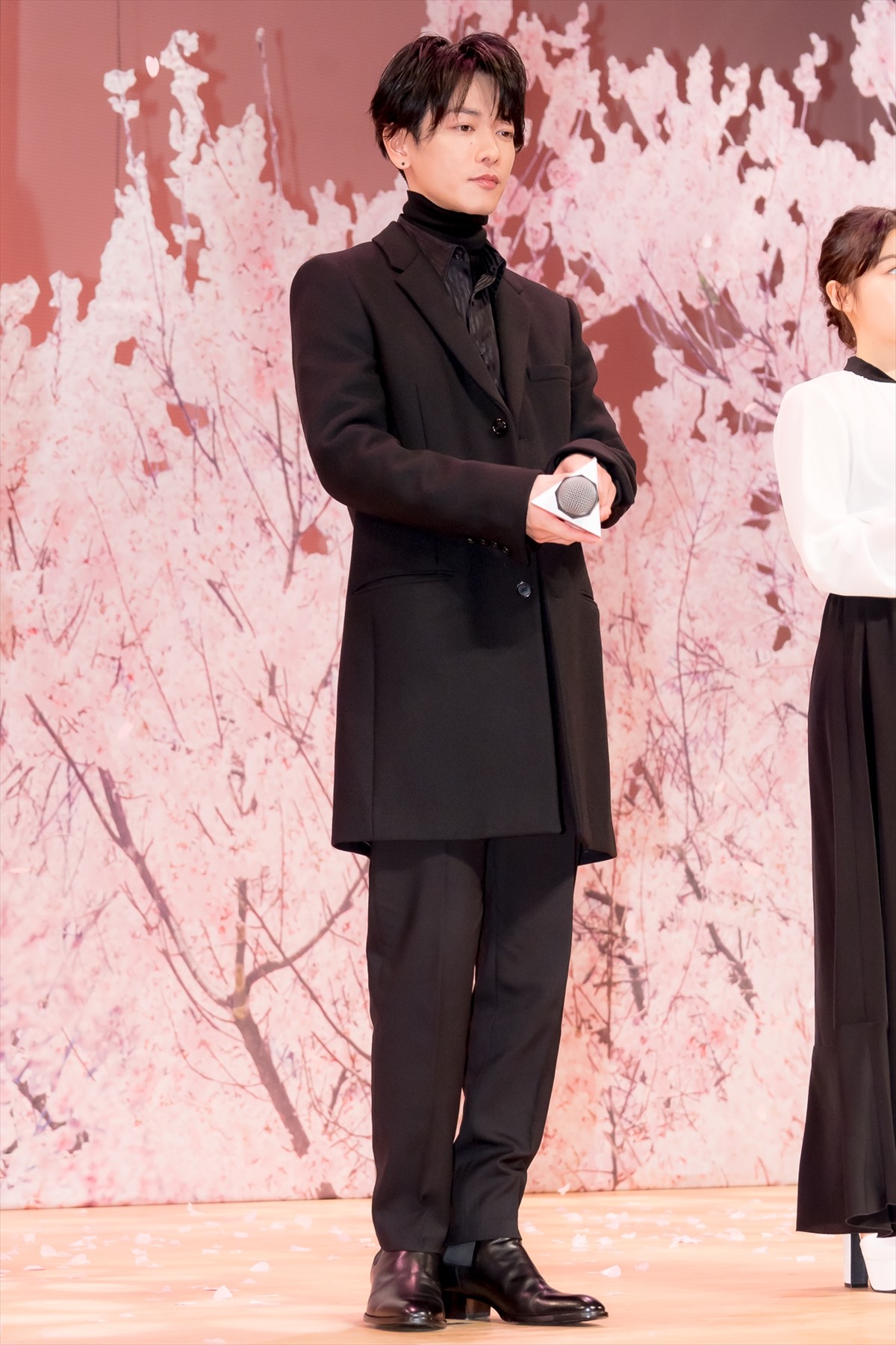 佐藤健、現場での長澤まさみの様子明かす「番長のようにみんなを引っ張ってくれました」