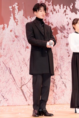 佐藤健、映画『四月になれば彼女は』完成披露試写会に登場