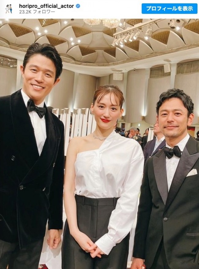 「第47回日本アカデミー賞」授賞式にて(左から)鈴木亮平、綾瀬はるか、妻夫木聡 ※「ホリプロ Actor」インスタグラム