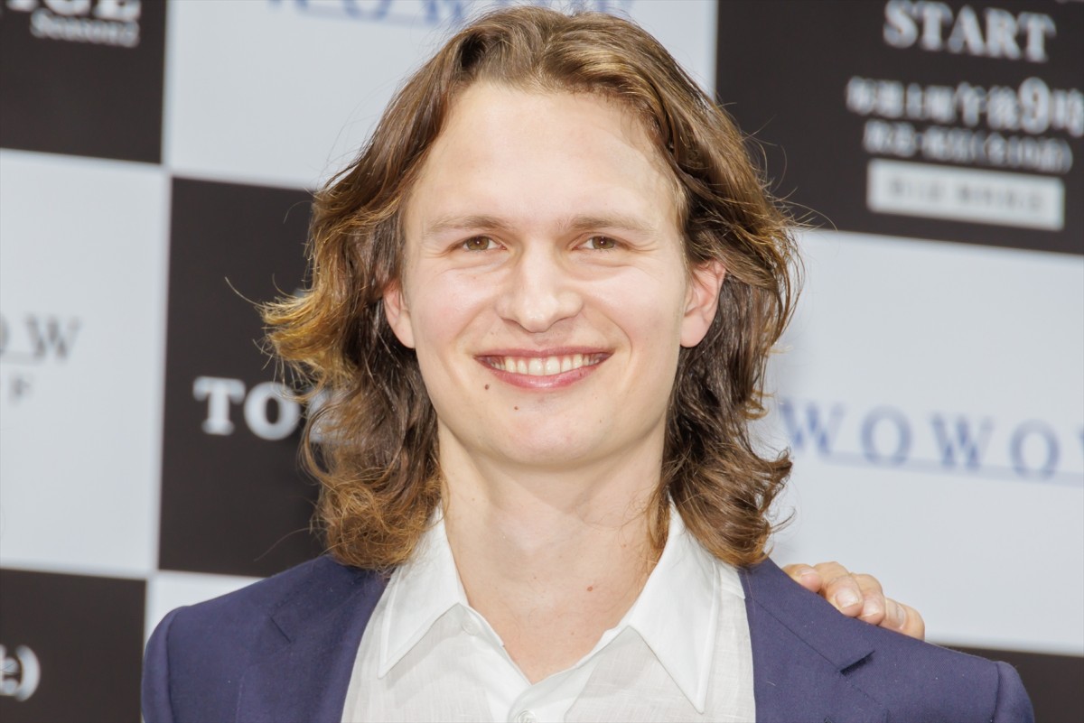 アンセル・エルゴート「東京は僕の第二の故郷」　30歳を祝うサプライズケーキに感激
