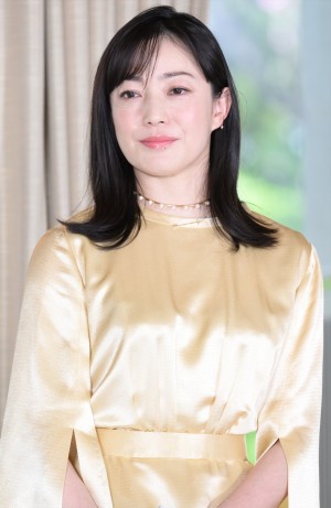 菅野美穂、映画『ディア・ファミリー』家族決起会見に登場