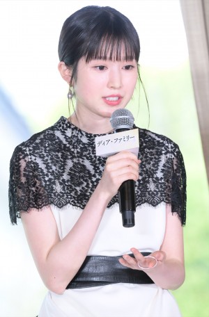 福本莉子、映画『ディア・ファミリー』家族決起会見に登場