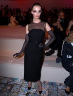 アニャ・テイラー＝ジョイがエレガントな黒ドレスでディオールのショーに登場！