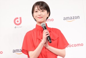 浜辺美波、「ドコモとAmazonの新たな協業」に関する記者発表会に登場