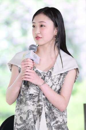 新井美羽、映画『ディア・ファミリー』家族決起会見に登場