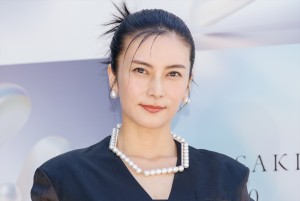 柴咲コウ、TASAKI 70周年アニバーサリー エキシビション「FLOATING SHELL」フォトコールに登場