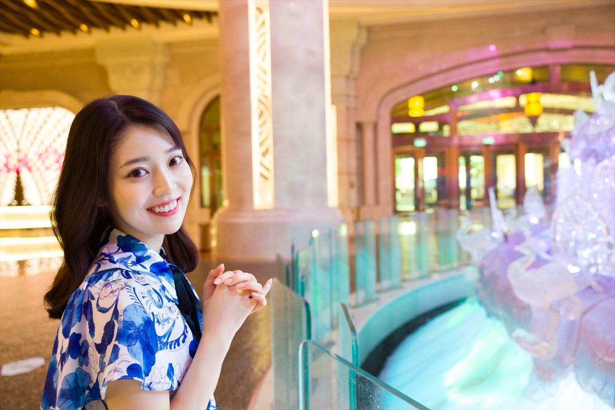 乃木坂46・阪口珠美、マカオの夜景をバックに大人な表情　1st写真集先行カット