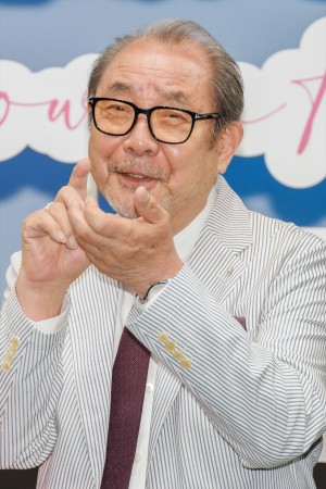 平泉成、映画『明日を綴る写真館』完成披露舞台あいさつに登場