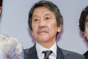 奥田瑛二、映画『かくしごと』完成披露舞台挨拶に登場