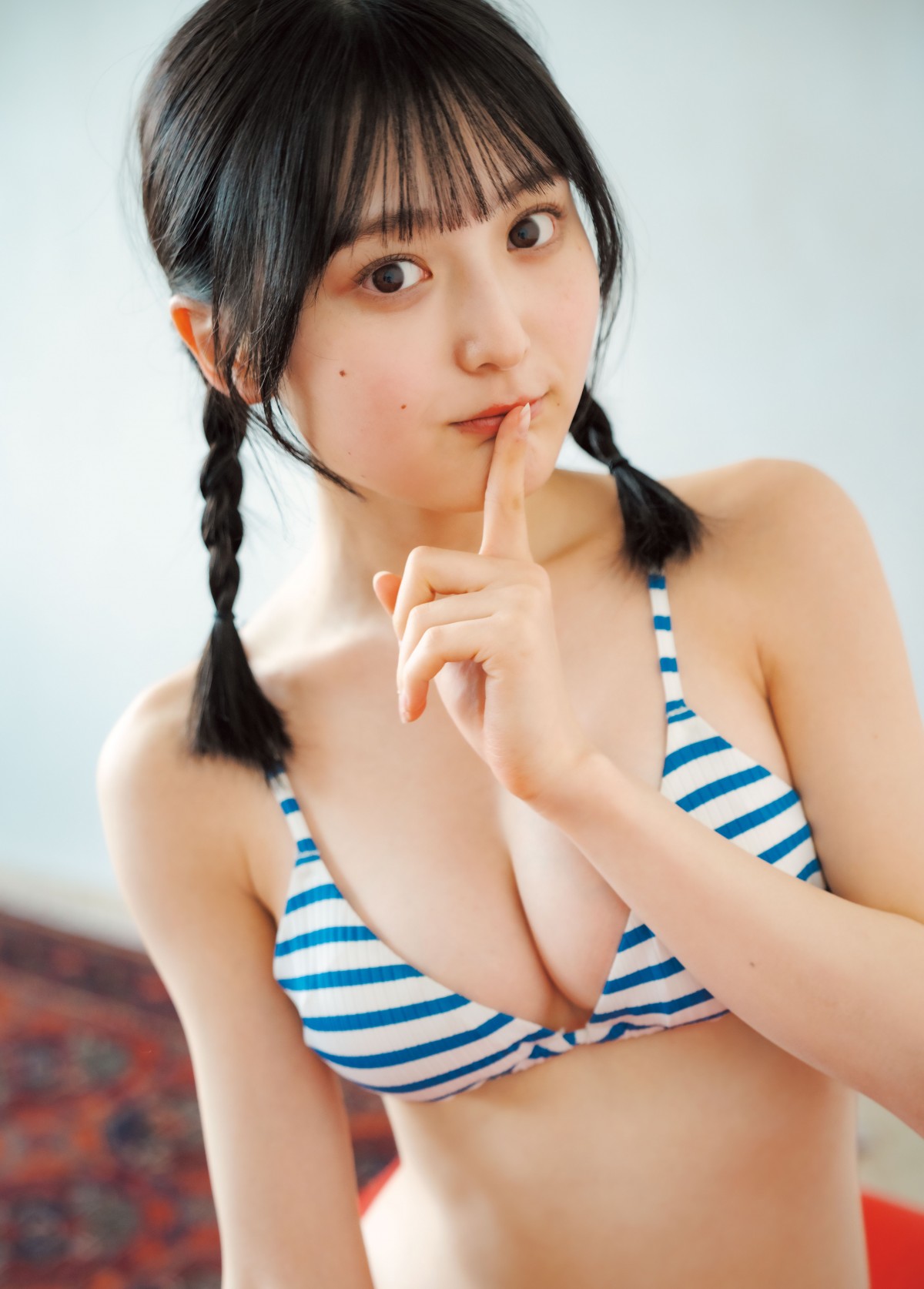 乃木坂46・久保史緒里、色白美肌　圧倒的な透明感の最新グラビア