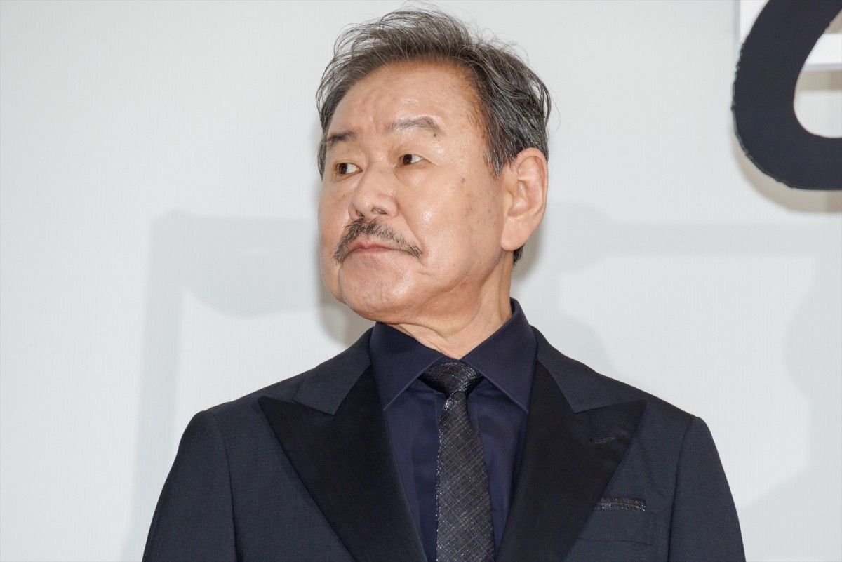 舘ひろし＆柴田恭兵、2人の関係は「もう夫婦でした」壇上でのハグに大歓声