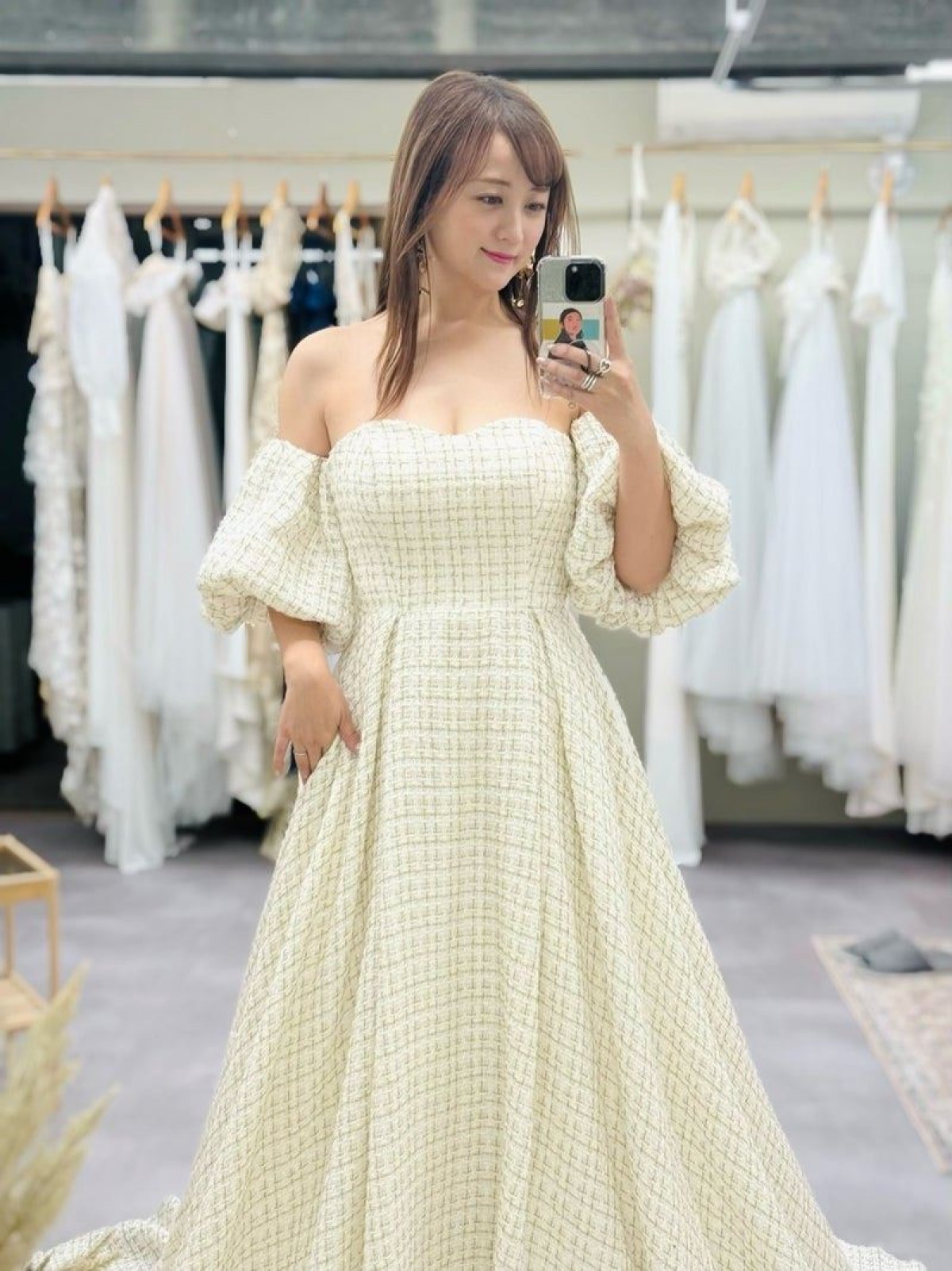 ウエディングドレスを試着　※「小松彩夏」ブログ