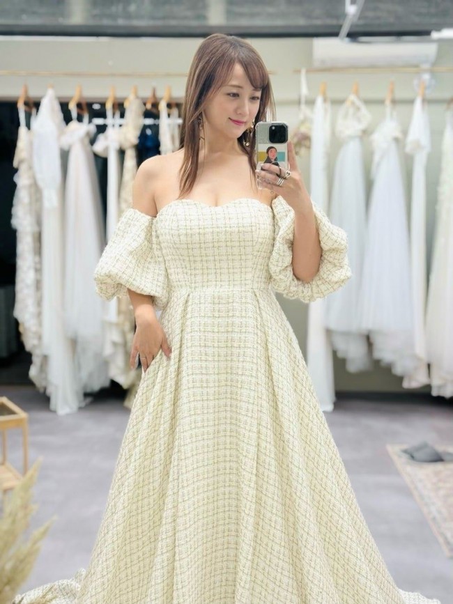 ウエディングドレスを試着　※「小松彩夏」ブログ
