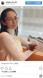カフェでお茶をしている伊東美咲　※「伊東美咲」インスタグラム