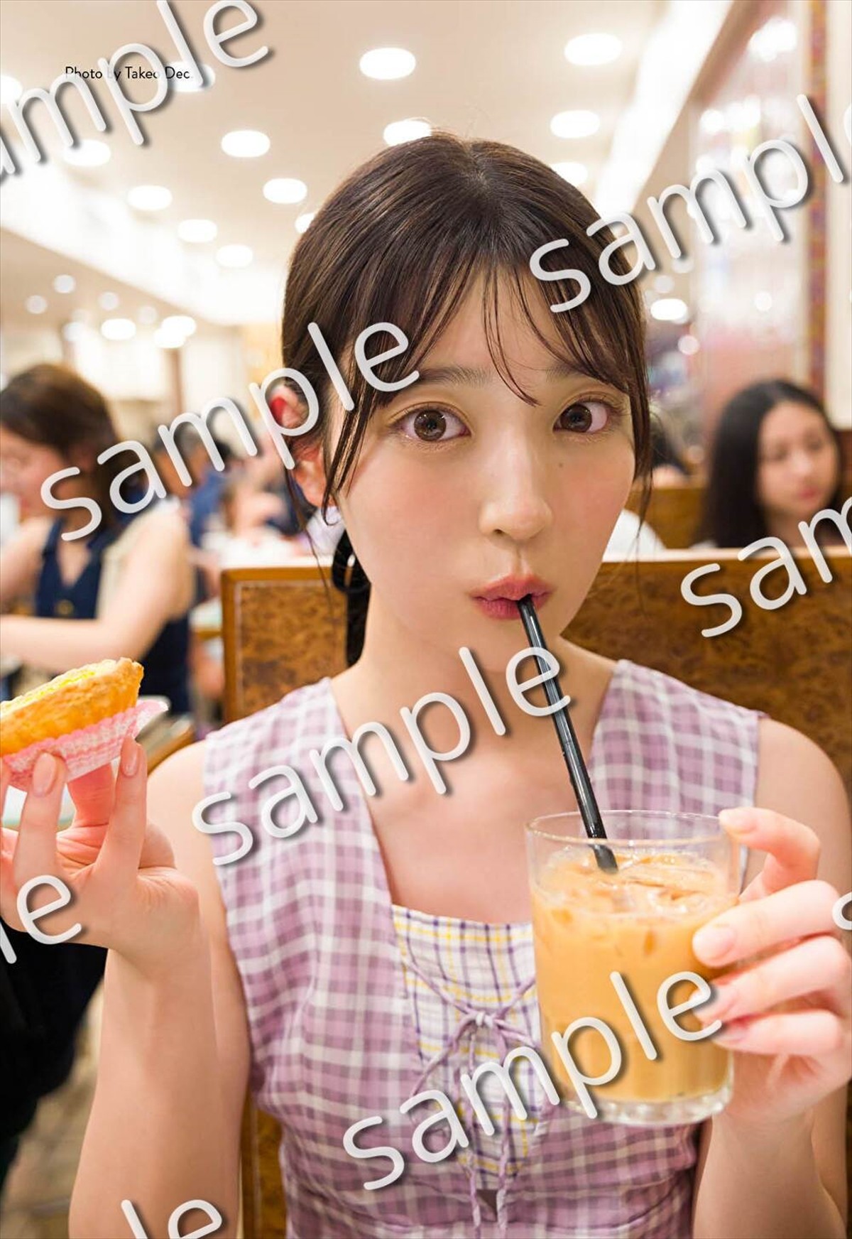 乃木坂46・阪口珠美、リップを塗りながら見つめる視線にドキッ！　1st写真集新カット