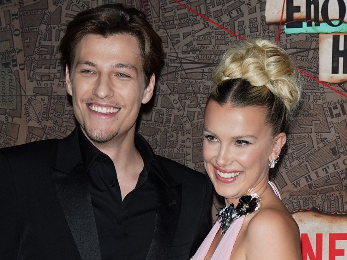 ミリー・ボビー・ブラウンが結婚指輪をお披露目!