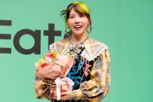 仲里依紗、Uber Eats 新CM公開記念「Uber Eats 博士」認定式に登場