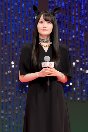 小倉唯、劇場版『ウマ娘 プリティーダービー 新時代の扉』完成披露プレミアに登場