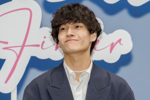 Aぇ！ group・佐野晶哉、映画『明日を綴る写真館』完成披露舞台あいさつに登場