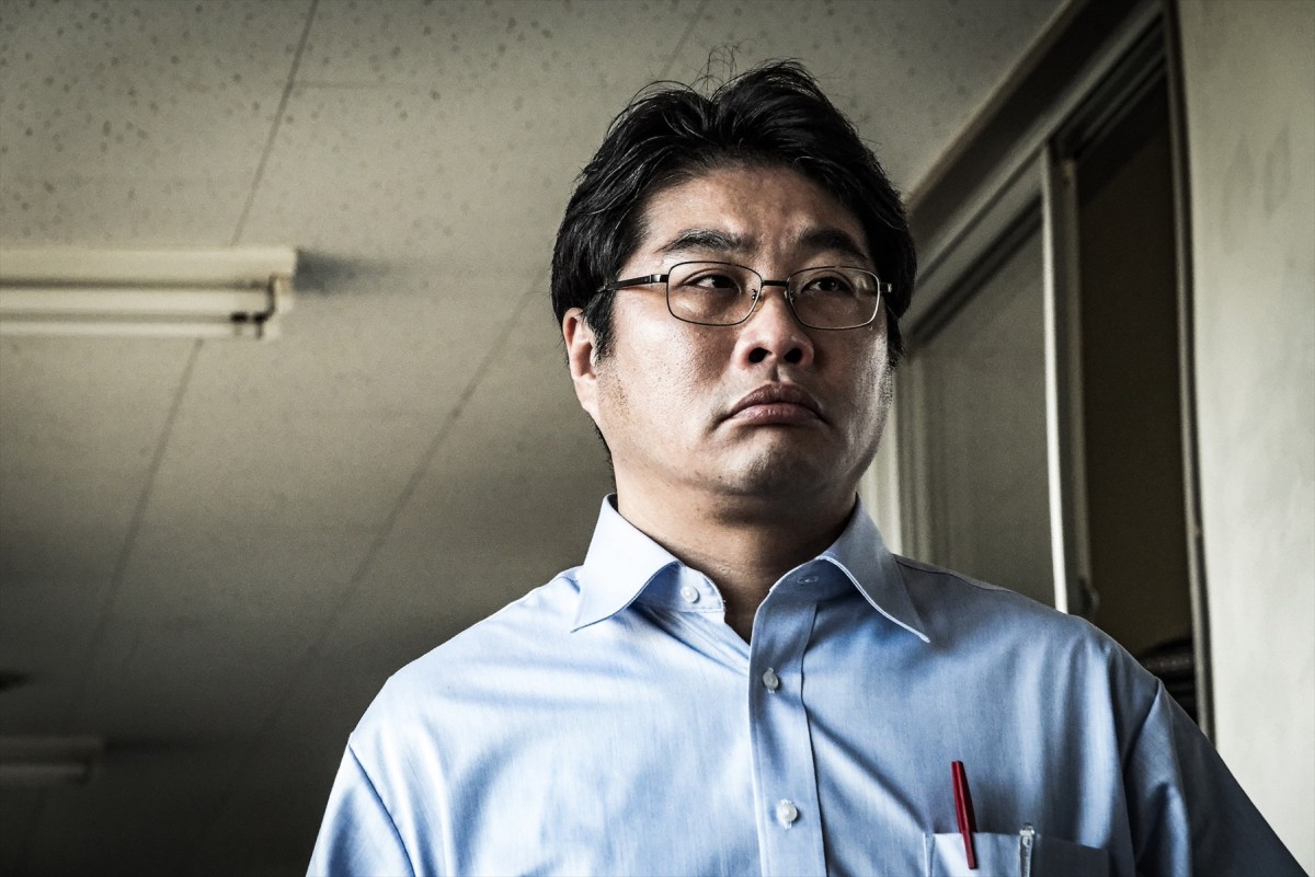 教壇に立つ渋谷凪咲、切ない表情の染谷将太――清水崇監督『あのコはだぁれ？』新規カット公開