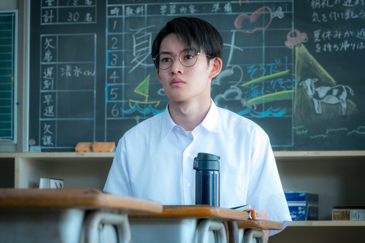 教壇に立つ渋谷凪咲、切ない表情の染谷将太――清水崇監督『あのコはだぁれ？』新規カット公開