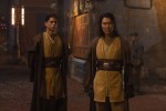 （右）イ・ジョンジェ演じるジェダイ・マスターのソル　『スター・ウォーズ：アコライト』場面写真