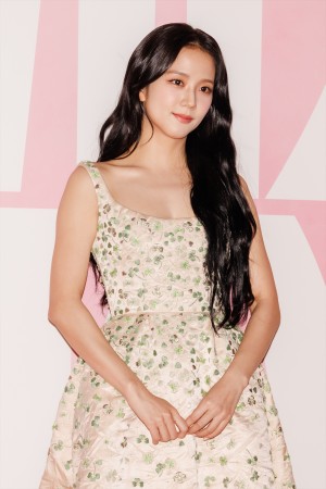 BLACK PINK・ジス、「ミスディオール展覧会　ある女性の物語」に登場