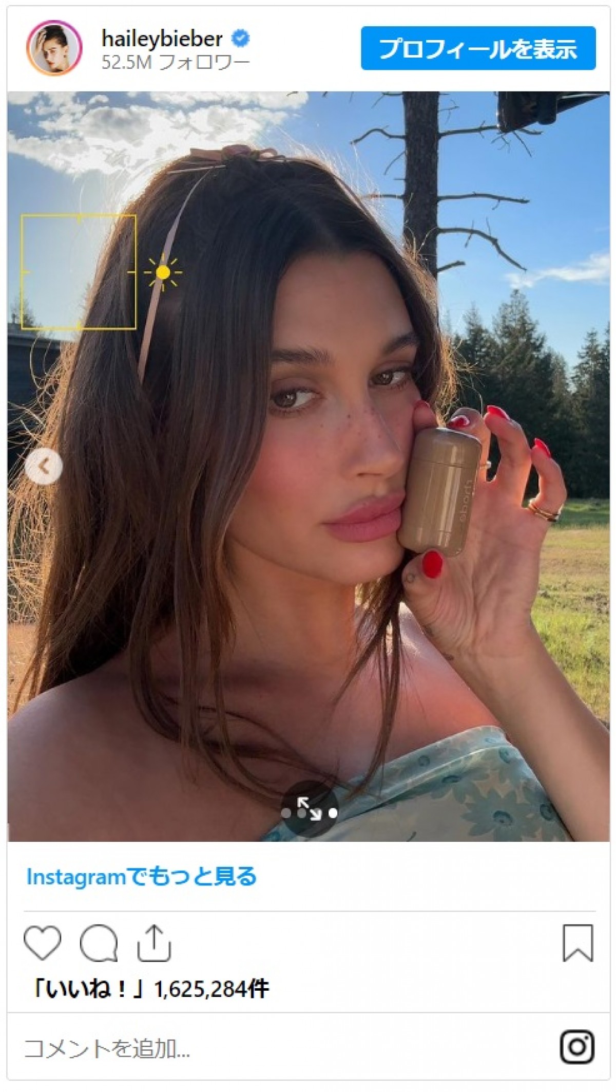 ヘイリー・ビーバー、バンダナ＆ビキニパンツ姿で大きなお腹を披露
