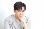 鈴木福（ヘアメイク：堀川知佳　スタイリスト：作山直紀）