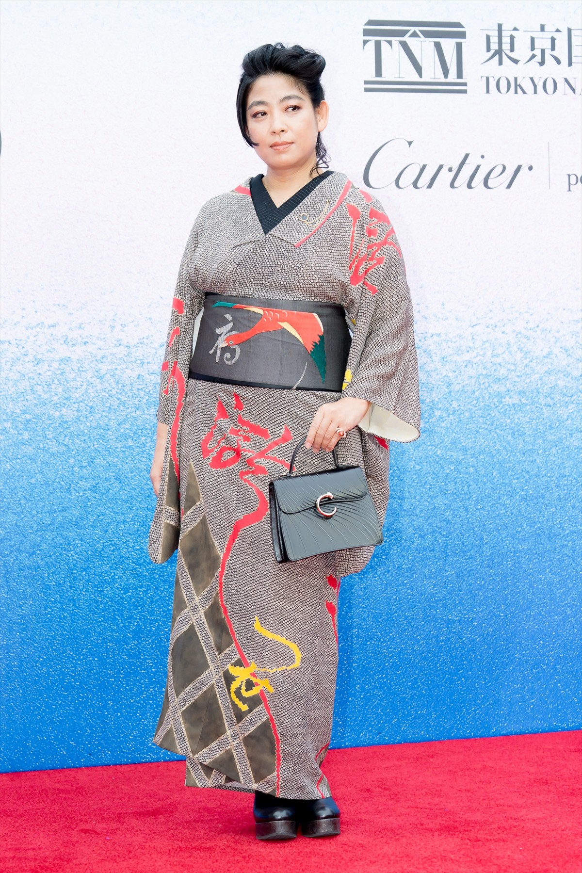 戸田恵梨香、美しいブラックドレスでイベント登場　大切にしている“絆”を明かす「やっぱり家族の絆」