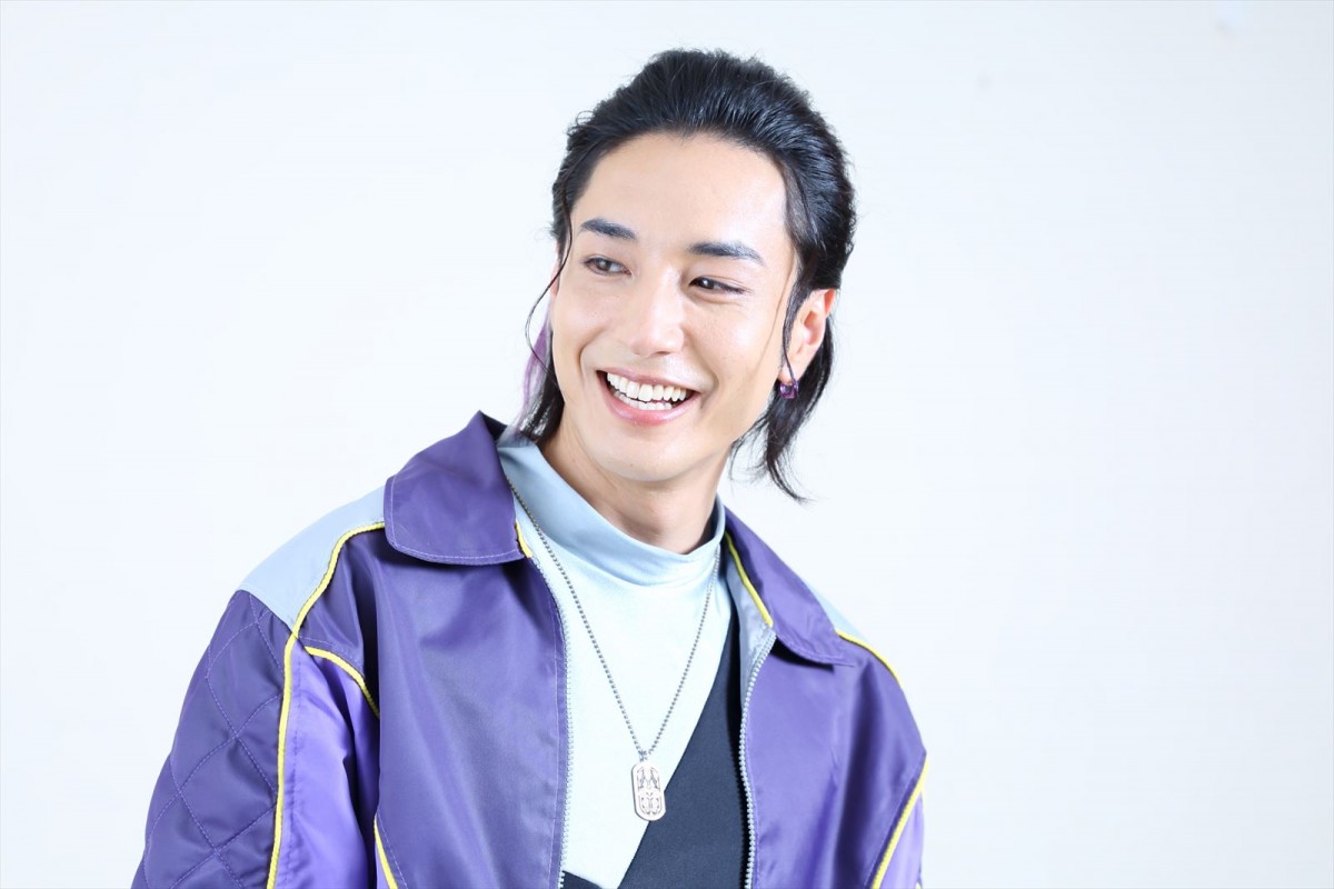 宮澤佑、10年間積み重ねたスーパー戦隊への思い　『爆上戦隊ブンブンジャー』ブンバイオレット抜てきで「ついにヒーローになったんだ！」