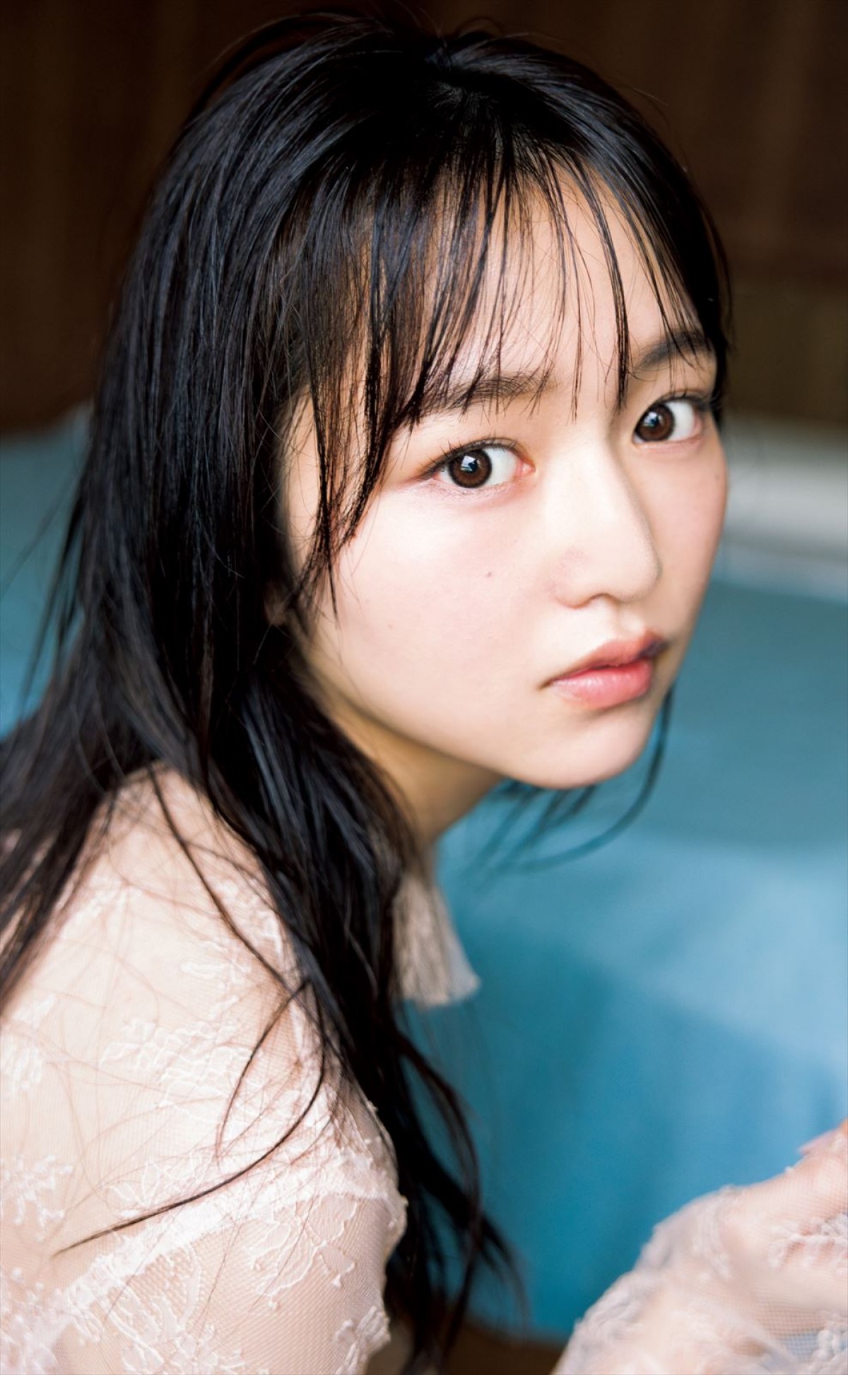 美人キャスター・刈川くるみ、ほんわか笑顔全開のグラビアで初ソロ表紙