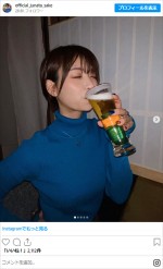 小坂田純奈、お酒とのショットを披露　※「じゅなた酒」インスタグラム