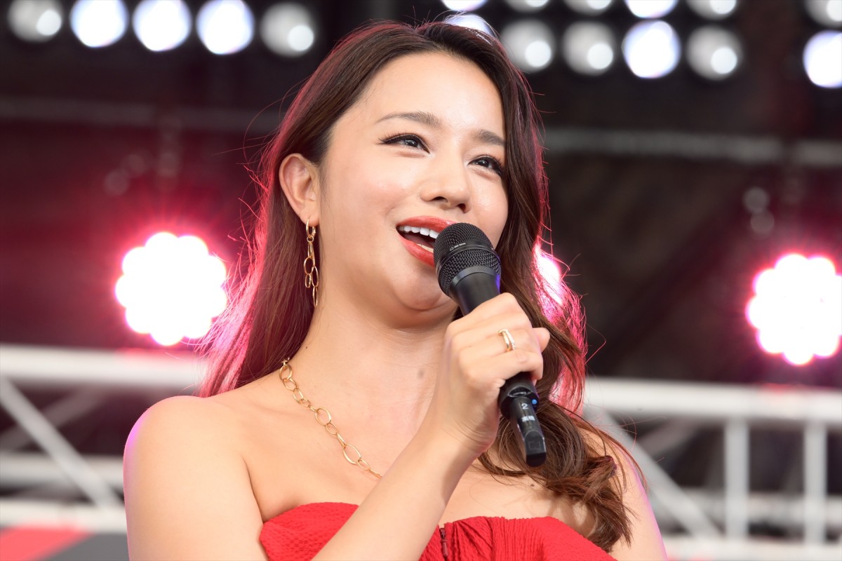 松下奈緒、木村文乃ら『スカイキャッスル』セレブ妻キャストが深紅のドレスで集結