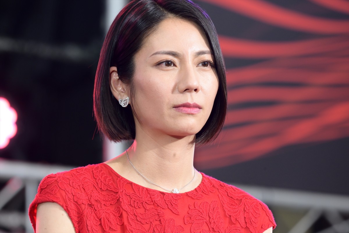 松下奈緒、木村文乃ら『スカイキャッスル』セレブ妻キャストが深紅のドレスで集結