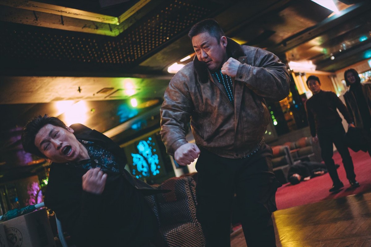 マ・ドンソク主演『犯罪都市 PUNISHMENT』、怪物刑事の力技や新キャラクターの個性際立つ新場面写真解禁