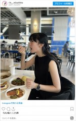 水嶋凜、IKEAのフードコートでミートボールぱくり ※「水嶋凜」インスタグラム