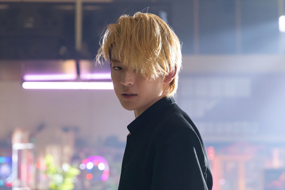 今夜スタート『伝説の頭 翔』、高橋文哉のハイカロリーな初一人二役がお目見え！　第1話ゲストで犬飼貴丈登場、原作者もカメオ出演