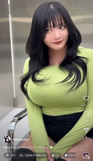 “ナイススタイル”で話題のラウンドガール、緑ニットコーデにネットでは驚きの声